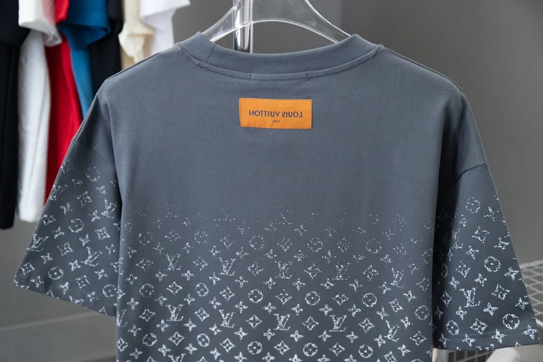 🅿️180 High-quality Lv 2025 early spring new style, MONOGRAM presbyopic gradient short-sleeved T-shirt, which uses digital printing technology to render pixel light and shadow for the Monogram gradient pattern. Its silk-screen texture and knitting effect complement each other, and the logo hardware is customized on the side. Synchronized with the official website, pure cotton fabrics at the counter! Comfortable against the skin, durable and easy to wear, meticulous original craftsmanship, custom-made 260g vat-dyed fabric, very comfortable to the touch, latest brick cabinet synchronization, OS off-shoulder version, fashionable and individual, super versatile and good-looking, very suitable for both men and women, must-have style, hang tag, collar label, washed wheat, complete with three labels S M L XL